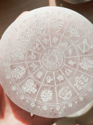 Palet de sélénite du Maroc, 10 cm, gravé roue des signes astrologiques