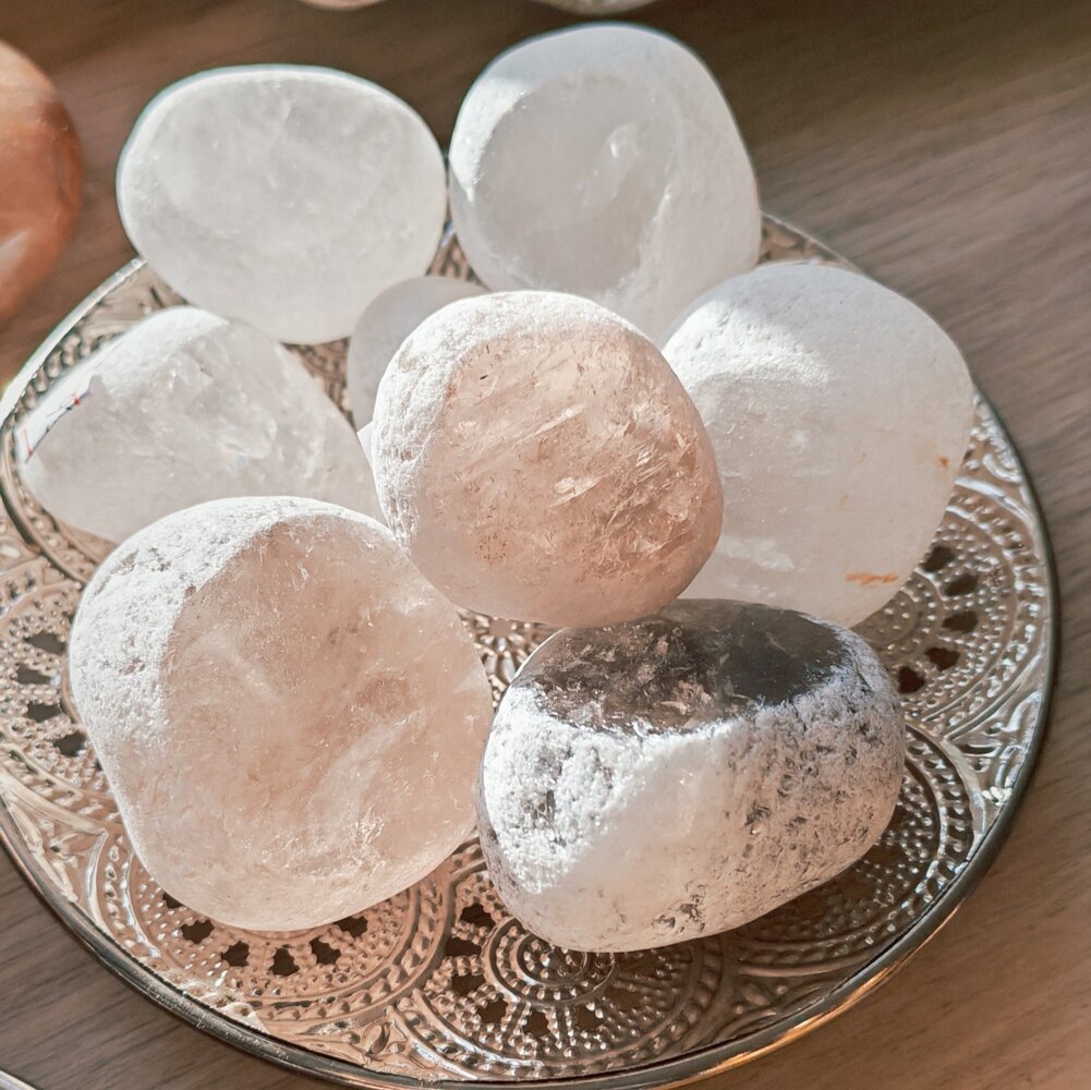 Emma Egg en quartz, disponible en cristal de roche ou quartz fumé, pierres naturelles