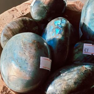 Galets de labradorite – pierres de protection et lumière intérieure