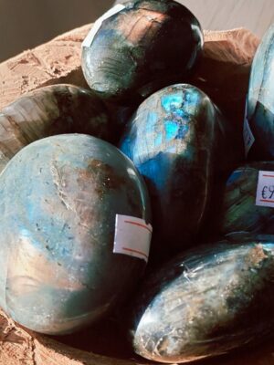 Galets de labradorite – pierres de protection et lumière intérieure