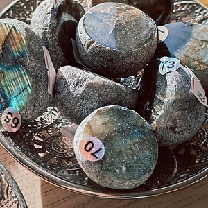Galet labradorite style Emma Egg – pierre de protection et intuition