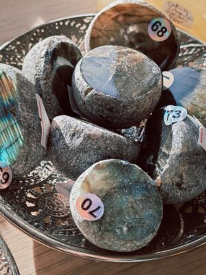 Galet labradorite style Emma Egg – pierre de protection et intuition