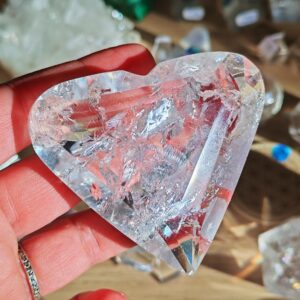 Cœur facetté en cristal de roche du Brésil – pierre de lumière et clarté