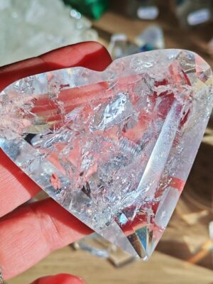 Cœur facetté en cristal de roche du Brésil – pierre de lumière et clarté