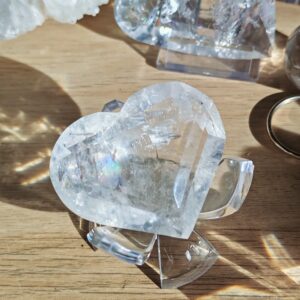 Un cœur facetté en cristal de roche du Brésil, symbole de lumière et d’énergie universelle.pierre naturelle