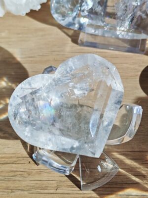 Un cœur facetté en cristal de roche du Brésil, symbole de lumière et d’énergie universelle.pierre naturelle