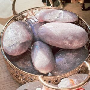 Galet de lépidolite – pierre de sérénité et harmonie intérieure