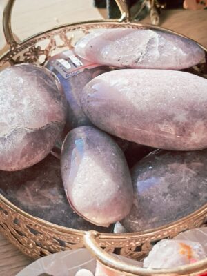 Galet de lépidolite – pierre de sérénité et harmonie intérieure