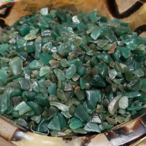 Chips de Jade Canadien naturel 6–8 mm, sachet de 50 g, vert clair à vert moyen.