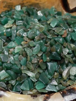 Chips de Jade Canadien naturel 6–8 mm, sachet de 50 g, vert clair à vert moyen.