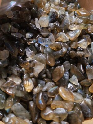 Chips de Labradorite naturelle 6–9 mm, reflets bleus et verts, pochon 50 g
