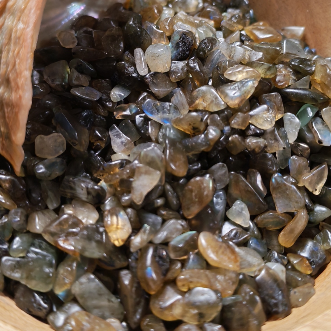 Chips de Labradorite naturelle 6–9 mm, reflets bleus et verts, pochon 50 g