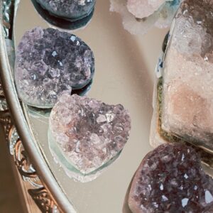 coeur en amethyste brut - géode d'amethyste sculpté en forme de coeur Un cœur d’améthyste d’Uruguay, pierre naturelle de qualité