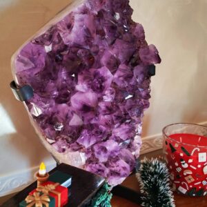 Géode d’améthyste du Brésil – cristaux violets profonds sur socle