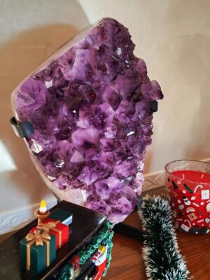 Géode d’améthyste du Brésil – cristaux violets profonds sur socle 20 kg - décoration intérieure
