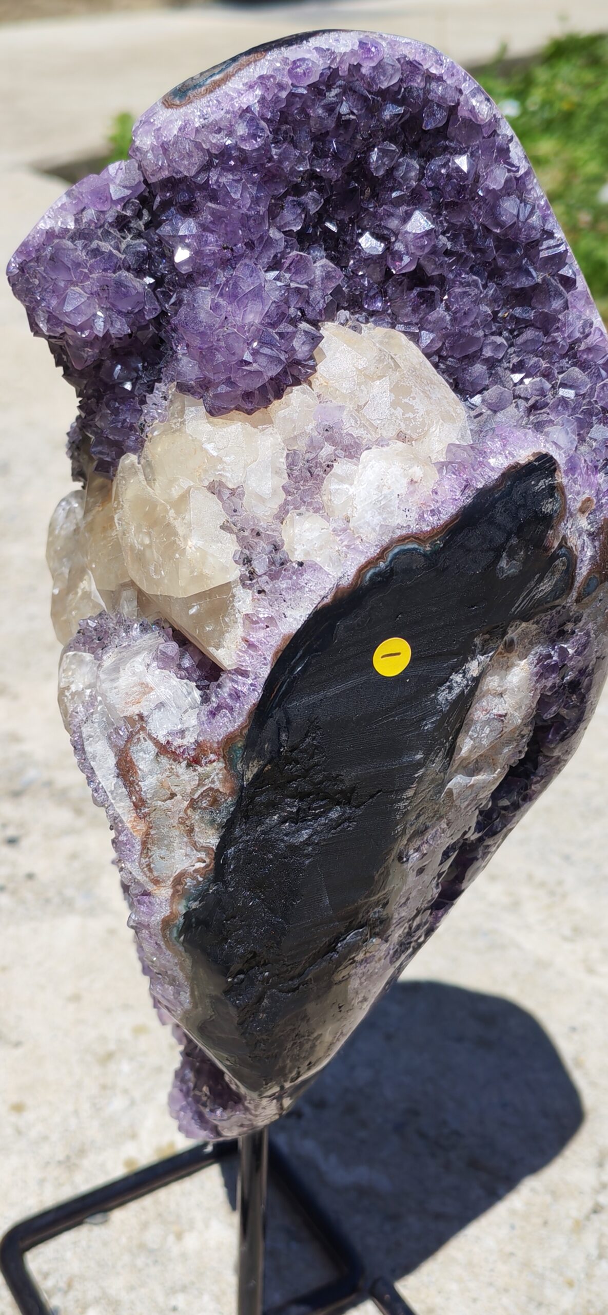 VUE DE COTE D UNE PIERRE NATURELLE D AMETHYSTE ET DE CALCITE