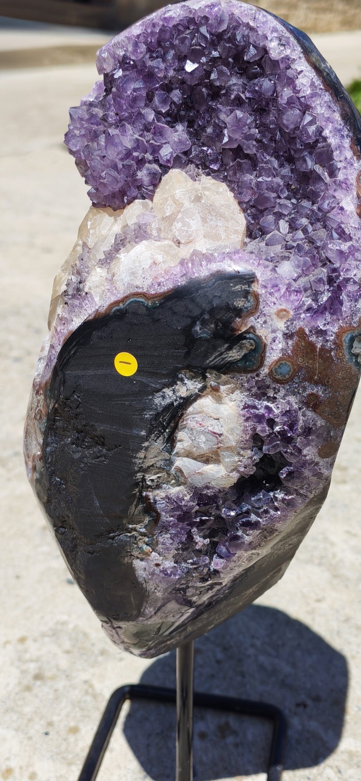 VUE DE COTE AMETHYSTE SUR SOCLE