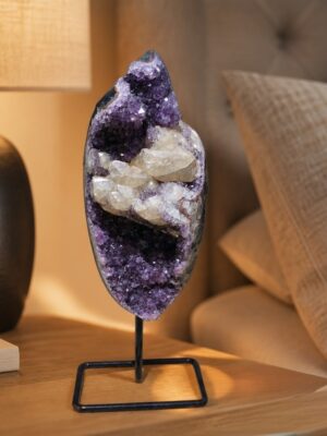 IMAGE MISE EN SCENE D UNE AMETHYSTE SUR SOCLE
