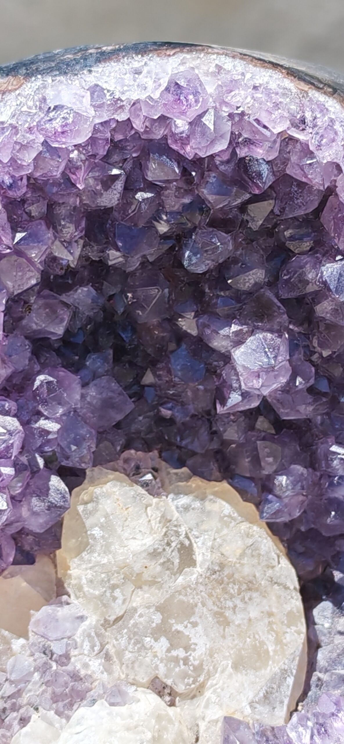 GROS PLAN CRISTAUX DE CALCITE SUR AMETHYSTE