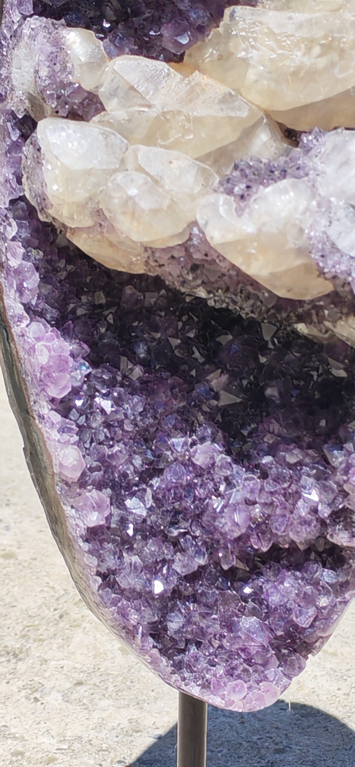 AMETHYSTE VUE BASSE DE LA PIERRE SUR SOCLE
