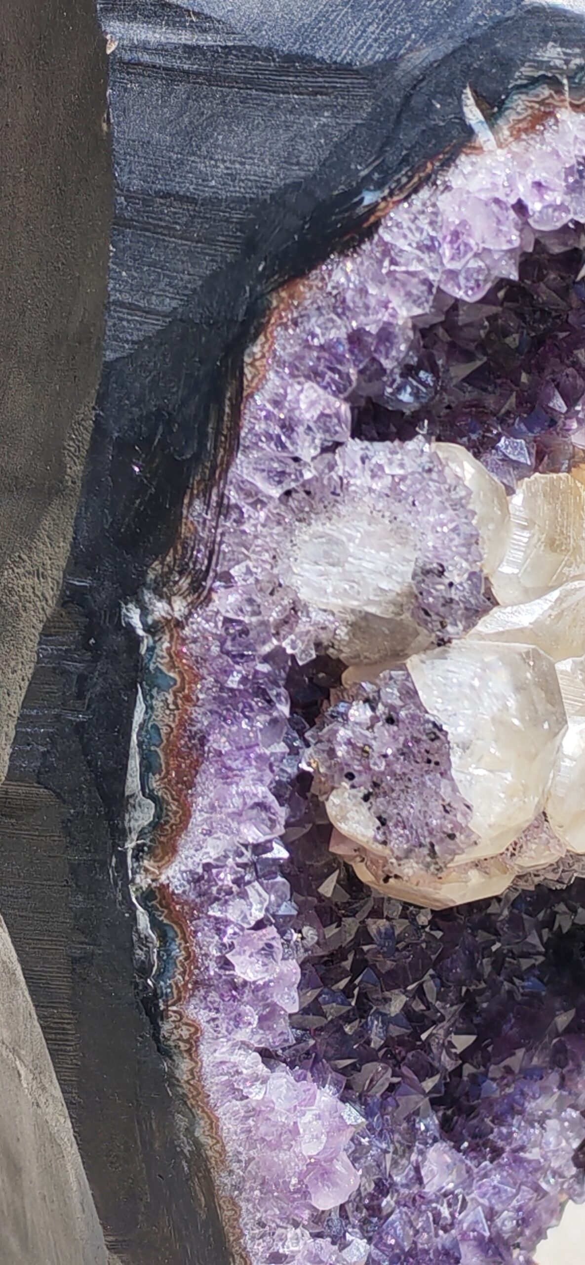 PIERRE NATURELLE AMETHYSTE CALCITE GROS PLAN