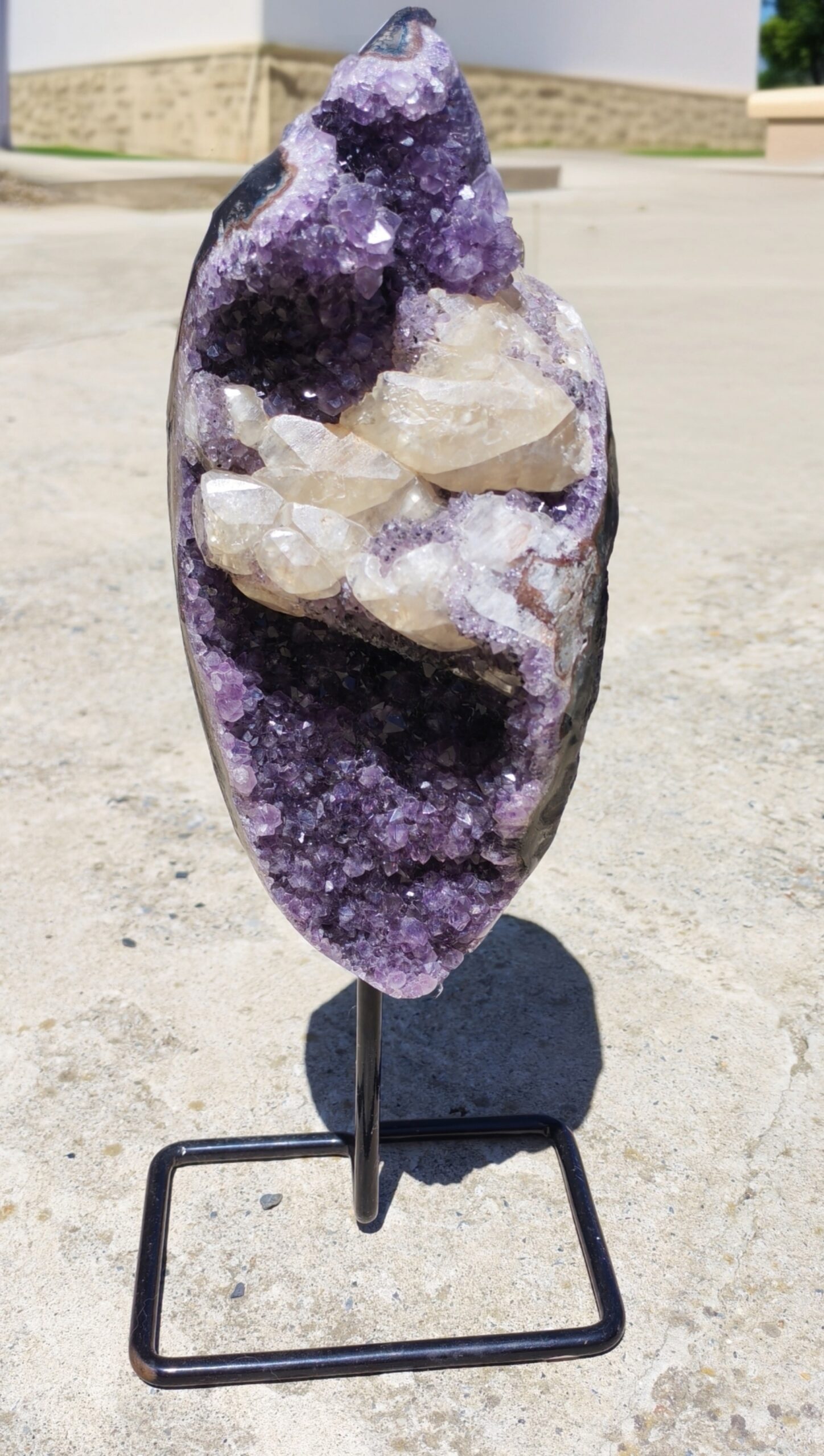 PIECE D AMETHYSTE SUR SOCLE? FLEUR DE CALCITE