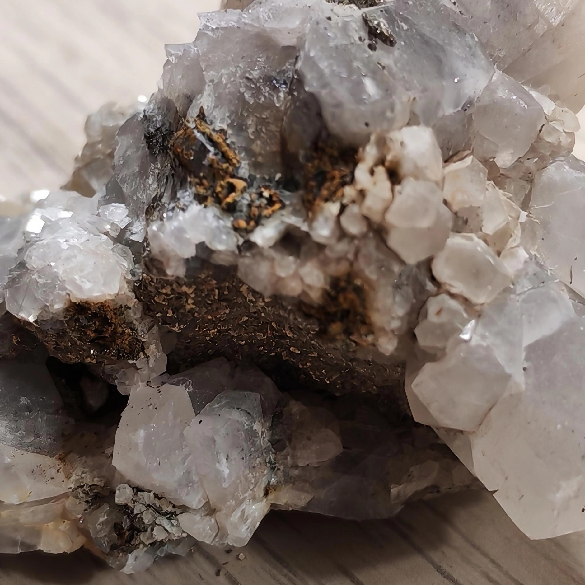Détail des cristaux d’aragonite et pyrite