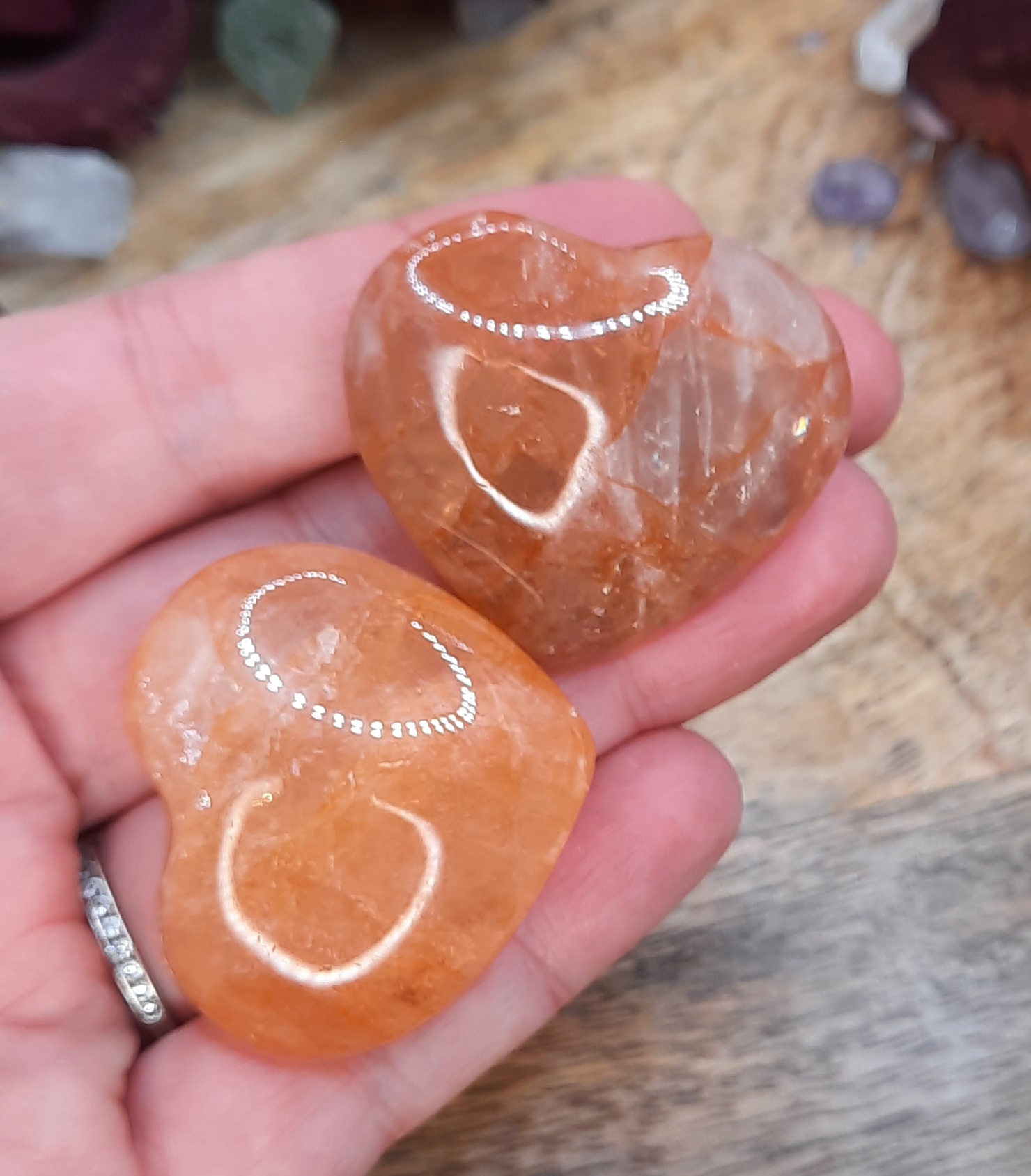coeur en pierre naturelle de quartz hematoide orange