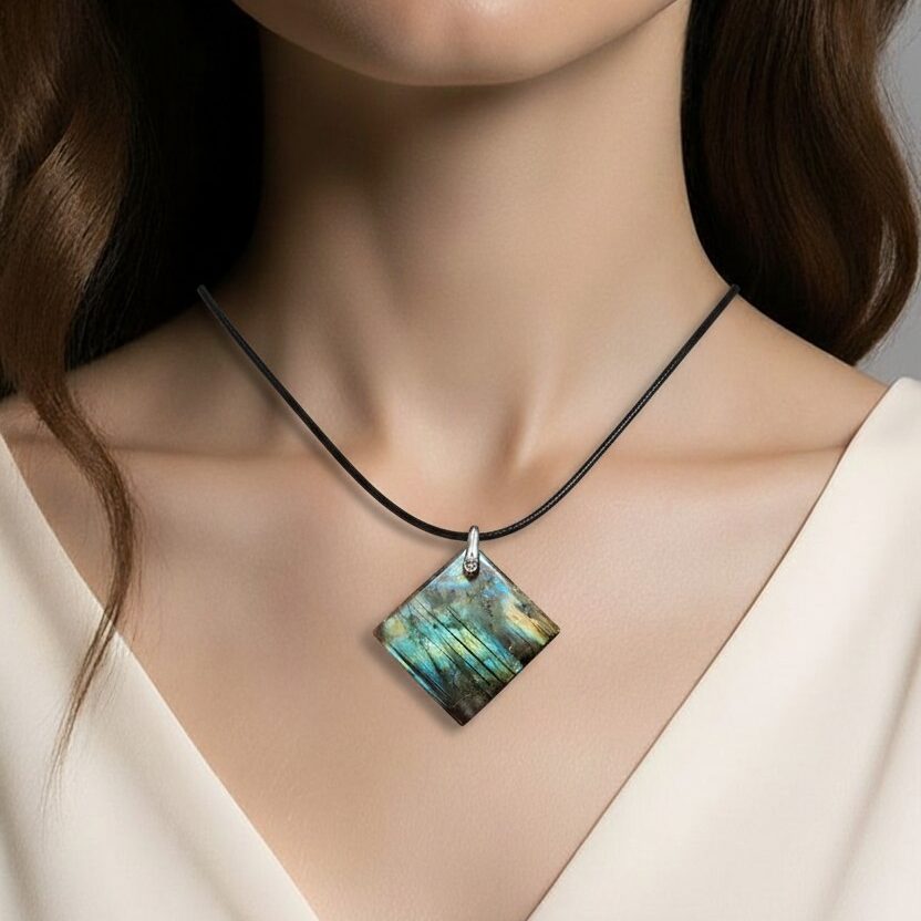 PENDENTIF LABRADORITE CARRE SUR MANNEQUIN IA