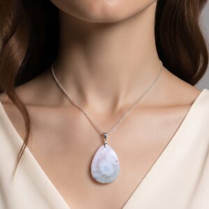 cabochon quartz solaire en pendentif sur mannequin