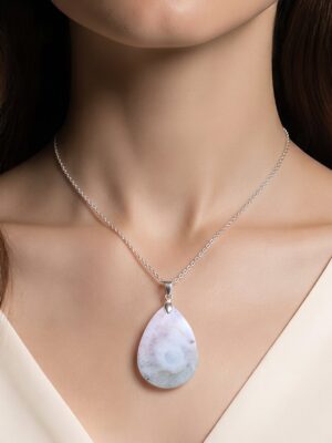 cabochon quartz solaire en pendentif sur mannequin