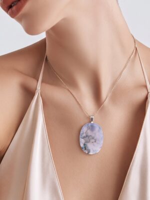pendentif agate mousse ovale sur mannequin présentation