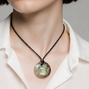 PENDENTIF LABRADORITE NATURELLE 4Cm - Protection & Lumière porté sur mannequin ia