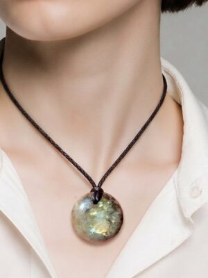 PENDENTIF LABRADORITE NATURELLE 4Cm - Protection & Lumière porté sur mannequin ia