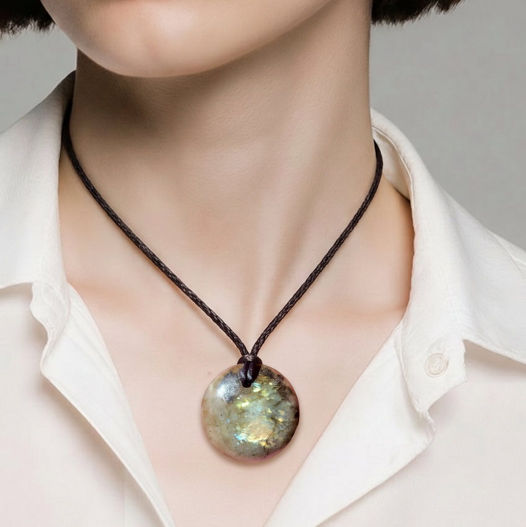 PENDENTIF LABRADORITE NATURELLE 4Cm - Protection & Lumière porté sur mannequin ia
