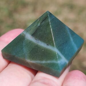 Jade vert Canada, forme pyramide, Pyramide en jade du Canada vue de face, pierre naturelle verte polie, 3 à 4 cm.avec veine
