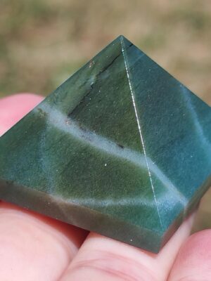Jade vert Canada, forme pyramide, Pyramide en jade du Canada vue de face, pierre naturelle verte polie, 3 à 4 cm.avec veine