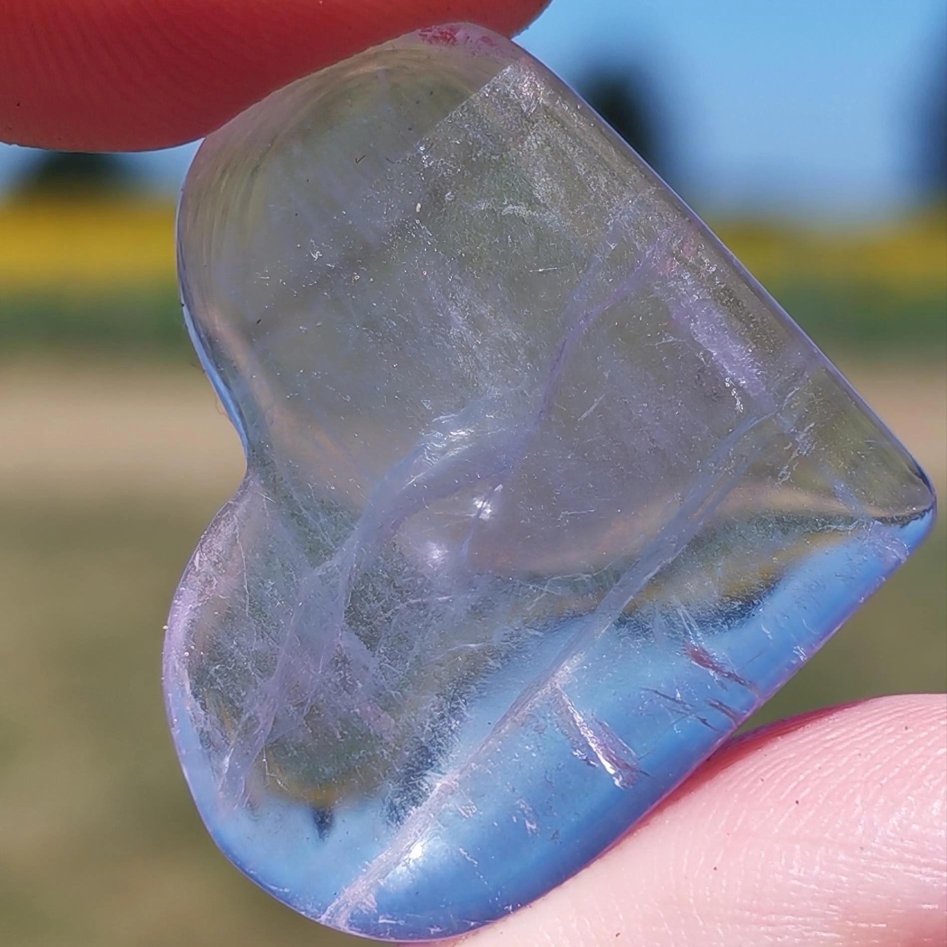 Cœur en fluorite bleue AA vu de face, pierre naturelle polie 30–40 mm.