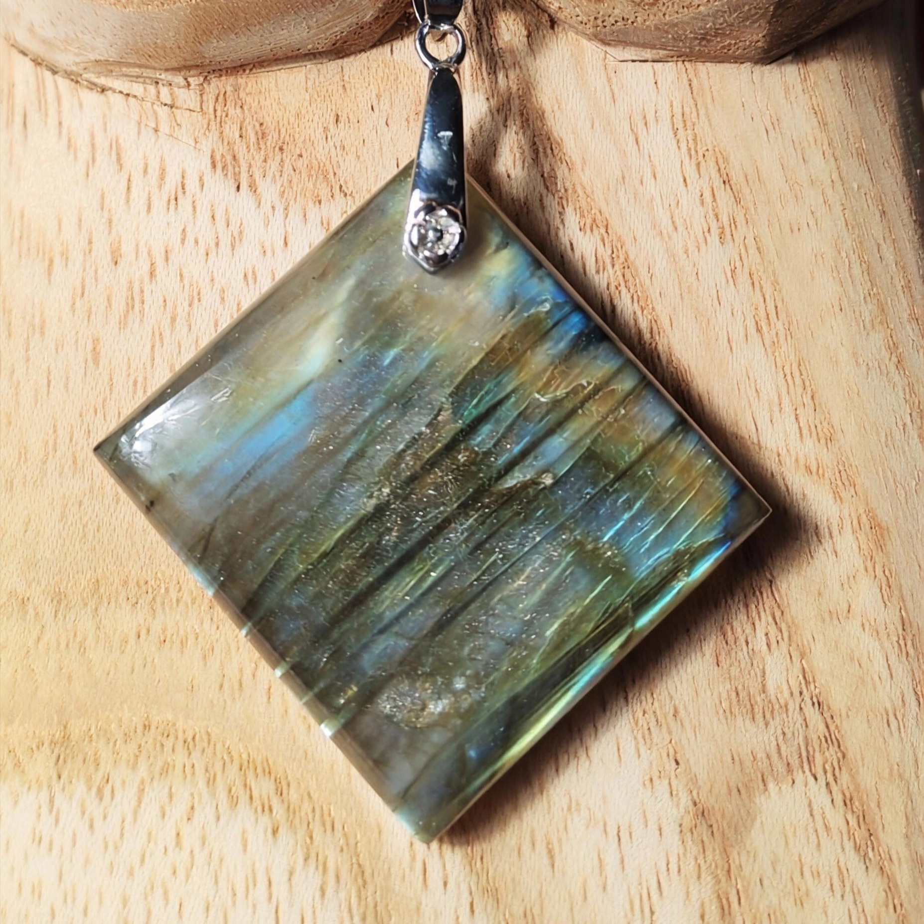 PENDENTIF LABRADORITE SUR MANNEQUIN BOIS