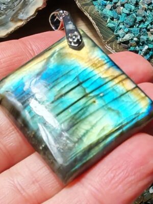 PENDENTIF EN LABRADORITE CARREE