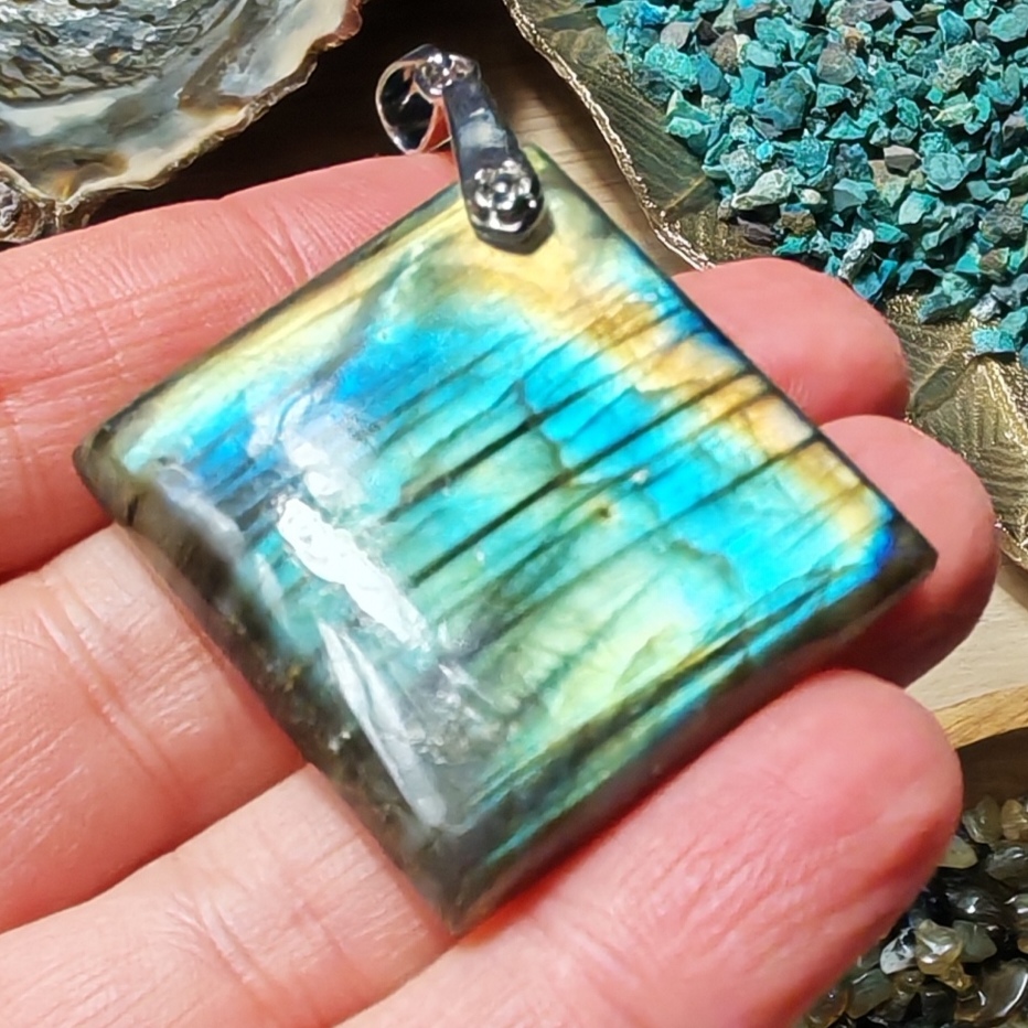 PENDENTIF EN LABRADORITE CARREE