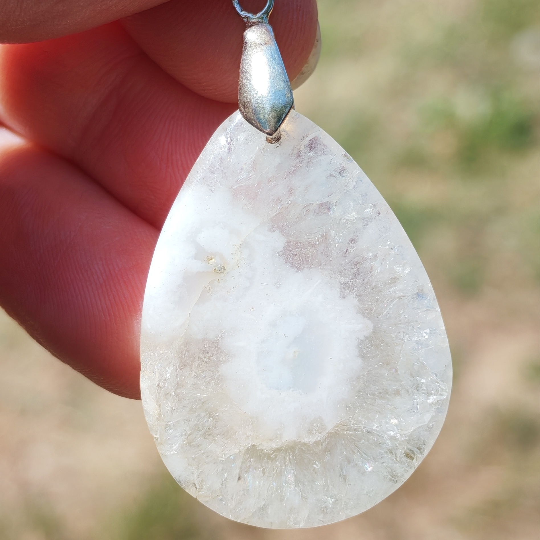 vue de dos pendentif quartz solaire