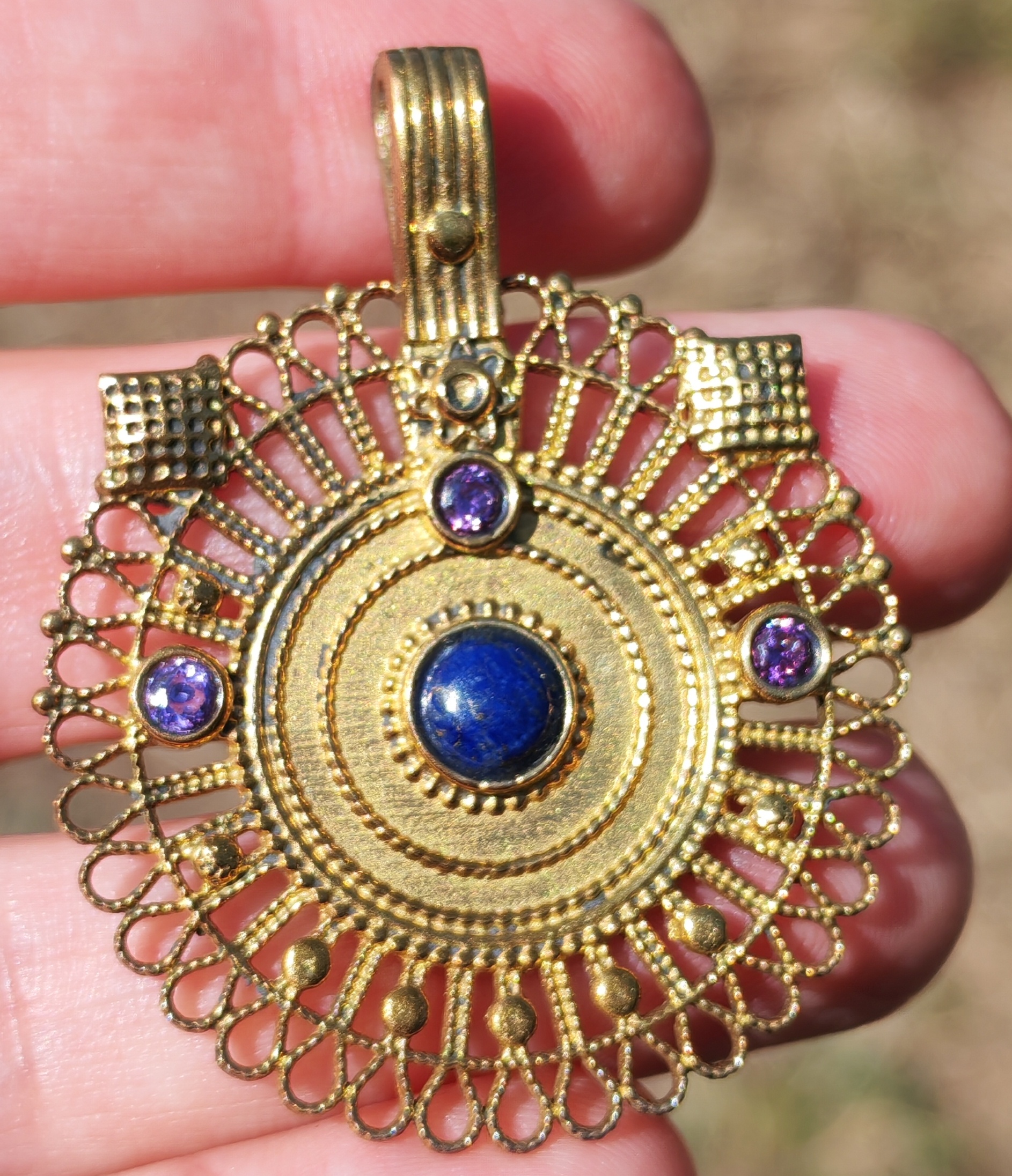 PENDENTIF BOHEME ET LAPIS BRONZE VUE GROS PLAN