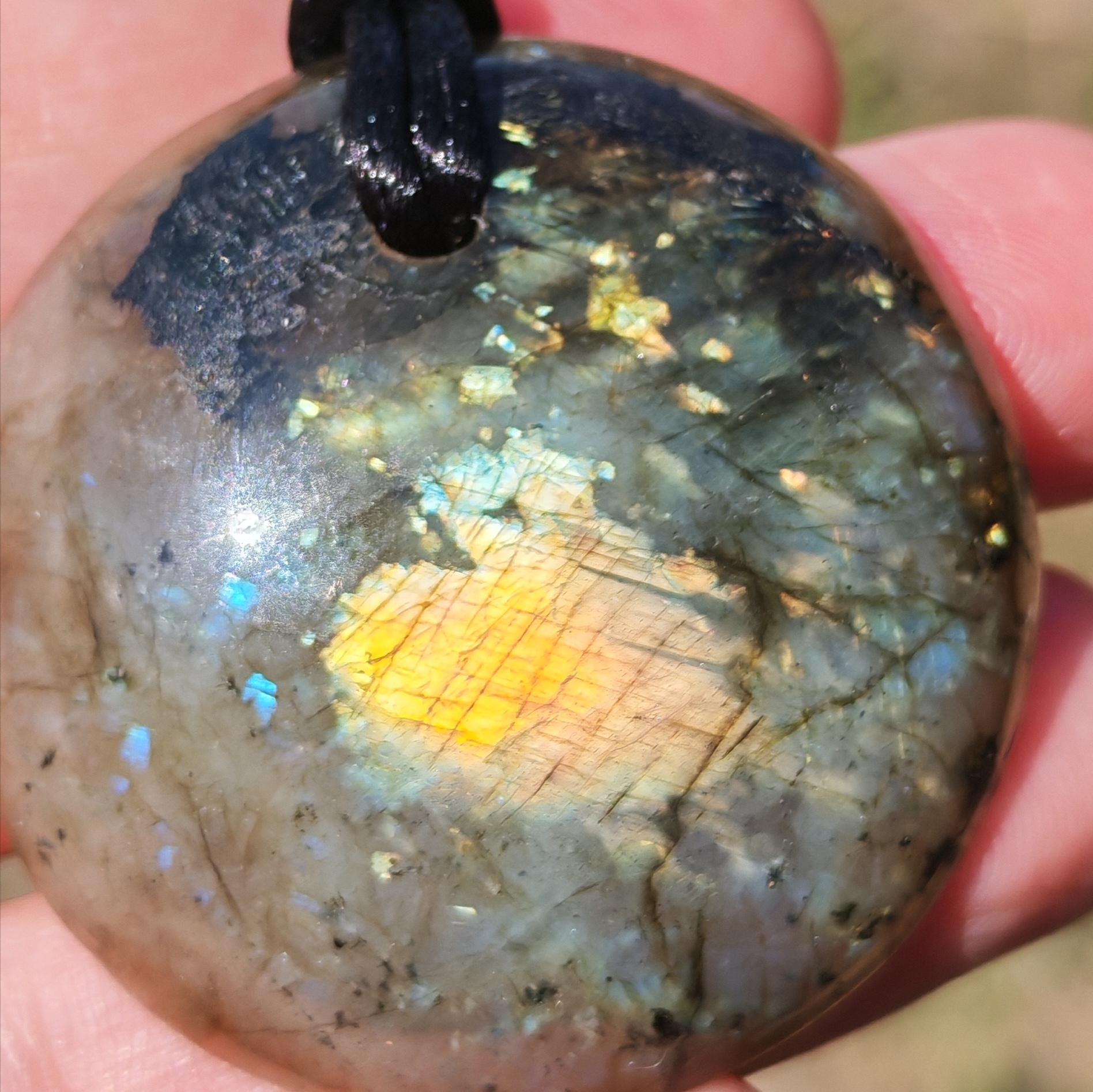 collier labradorite, cabochon rond percé et cordon