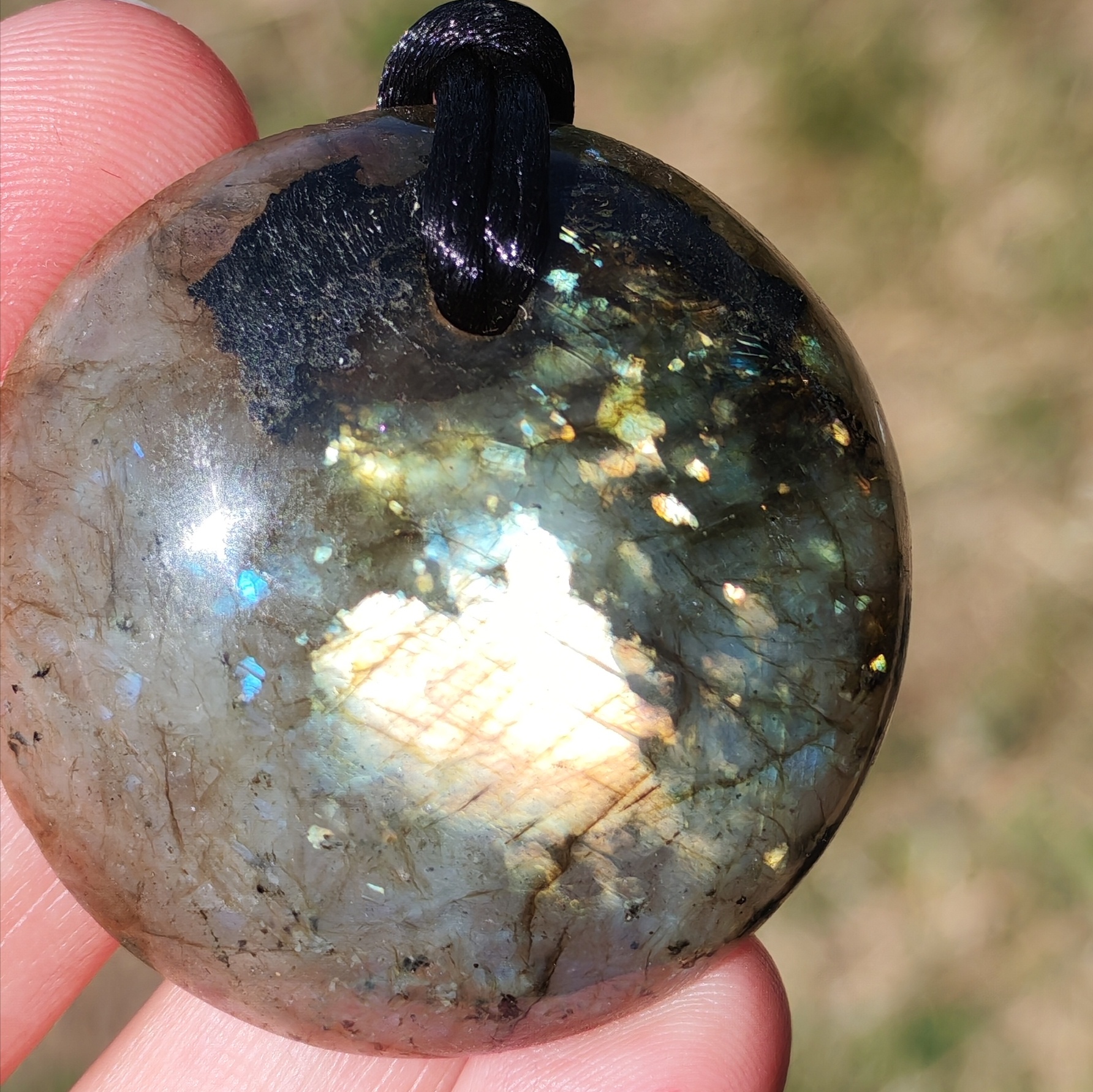 gros plan pendentif en labradorite rond