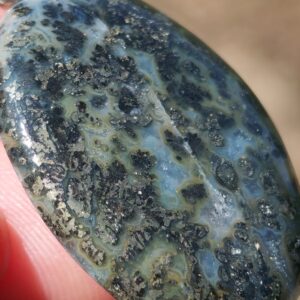 Gros plan sur une marcassite naturelle Californie USA, Nipomo reflets argentés et texture minérale