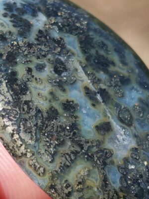 Gros plan sur une marcassite naturelle Californie USA, Nipomo reflets argentés et texture minérale