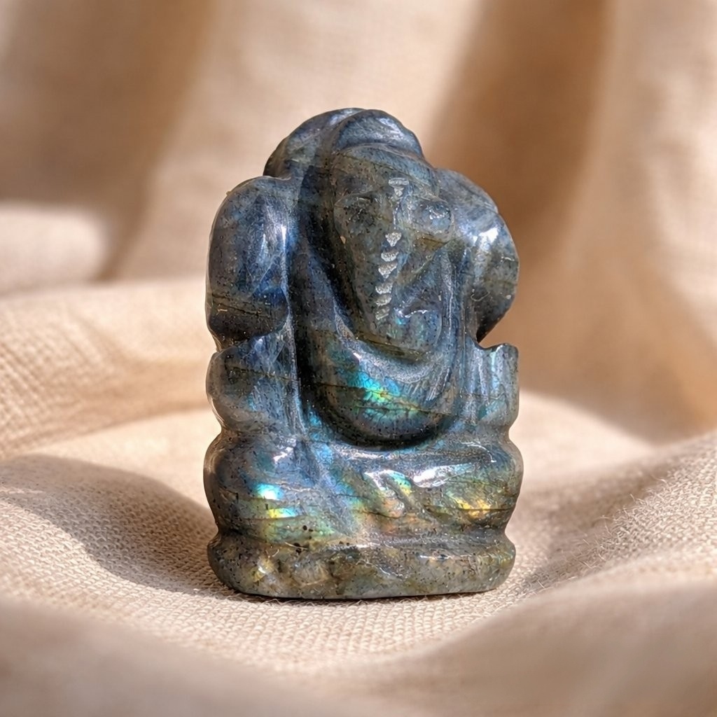 visuel de présentation pour produit de la boutique flamme d'énergie -ganesh en pierre naturelle sur fond doux et apaisant