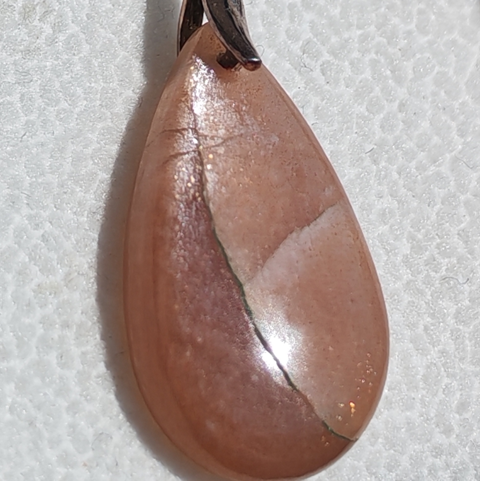 Collier porté : éclat doré de la Pierre de Soleil, look élégant et féminin.