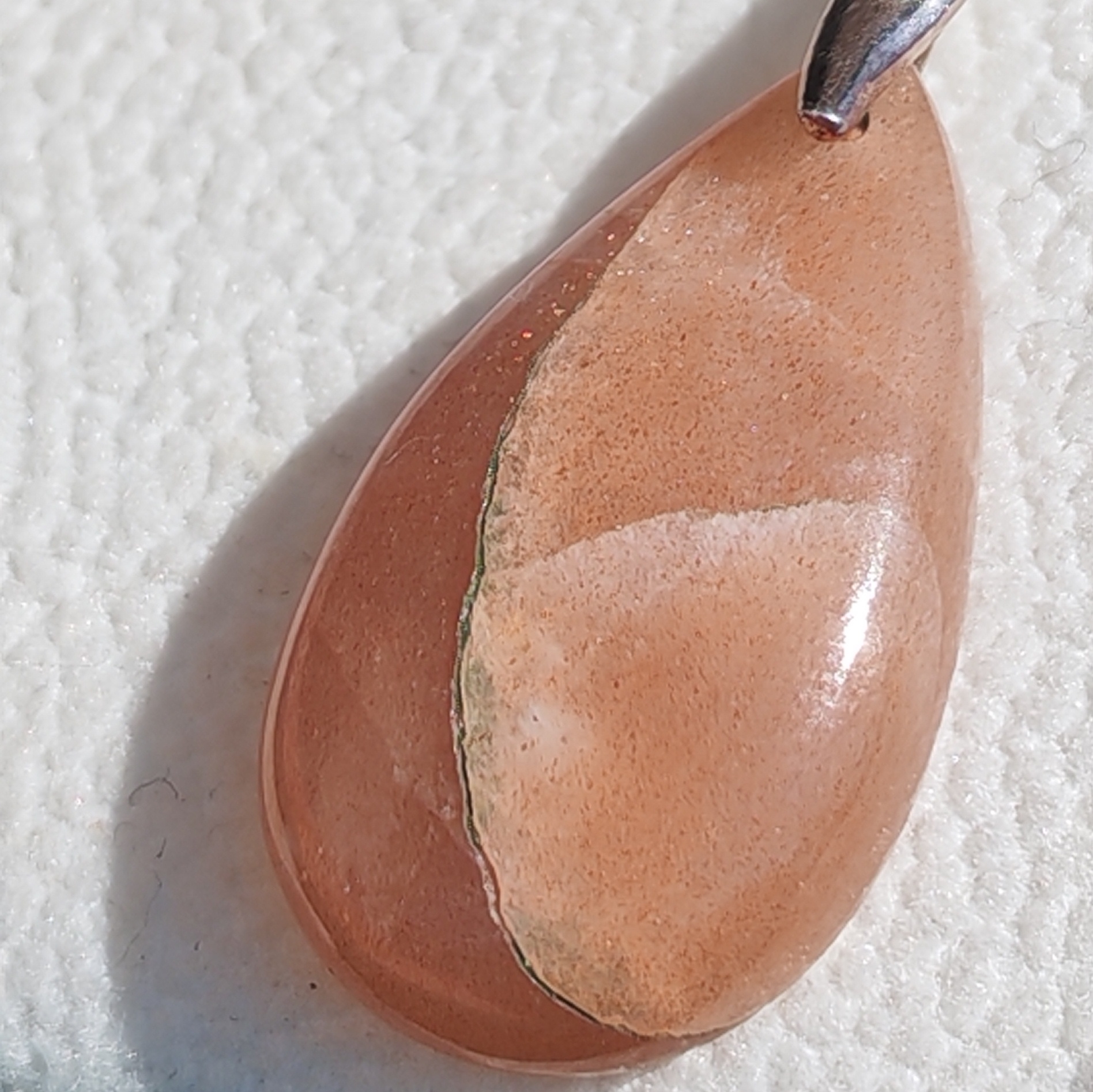 Détail de la forme goutte pierre naturelle pendentif collier